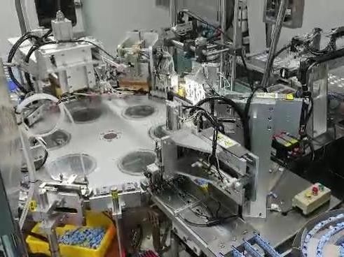 अच्छी कीमत आयोडोफोर कैप स्वचालित असेंबली मशीन क्षमता विन्यास अनुकूलित उपकरण प्रदर्शन स्थिर ऑनलाइन