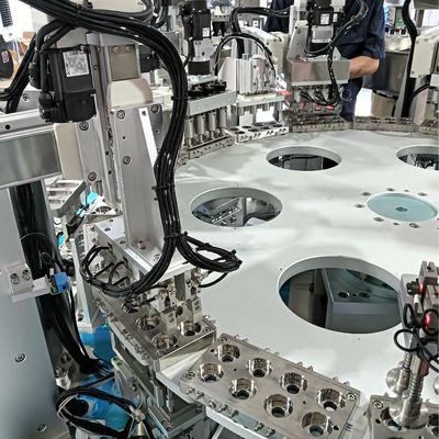 अच्छी कीमत इंडेक्स मोशन 8-गुहा स्वचालित दूध टोपी विधानसभा मशीन स्थिर संचालन सटीक स्थिति ऑनलाइन