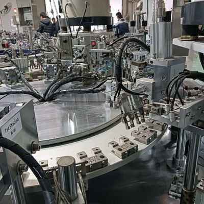 अच्छी कीमत IV इन्फ्यूजन पील पन्नी कैप असेंबली मशीन स्वचालित रैखिक पेंच कैपिंग मशीन ऑनलाइन