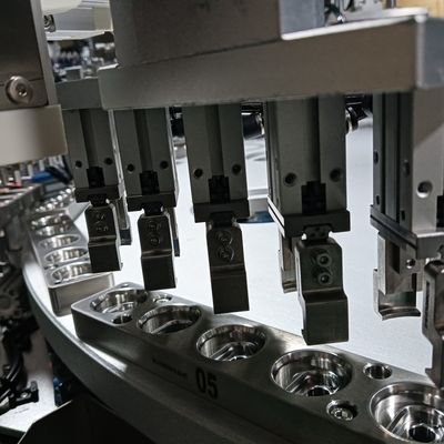 अच्छी कीमत सीई हेली कैप असेंबली मशीन 380V स्वचालित कैप सीलिंग मशीन ऑनलाइन