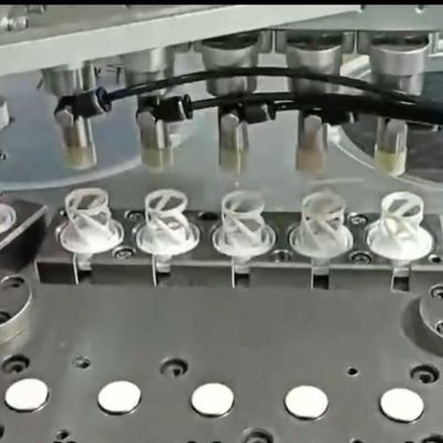 चिकित्सा उत्पादों के लिए स्वचालित डेसीकेंट कैप असेंबली मशीन