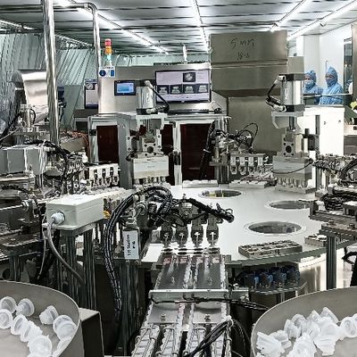 टर्नटेबल प्रकार इन्फ्यूजन बोतल डबल फोल्ड कैप असेंबली मशीन