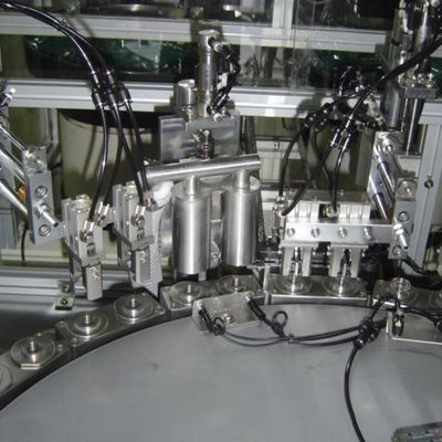अच्छी कीमत टर्नटेबल प्रकार एल्यूमीनियम लंबी लांस कैप स्वचालित विधानसभा मशीन उच्च लचीलापन ऑनलाइन