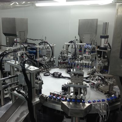 99% संतोषजनक दर के साथ डिसिकेंट कैप असेंबली मशीन