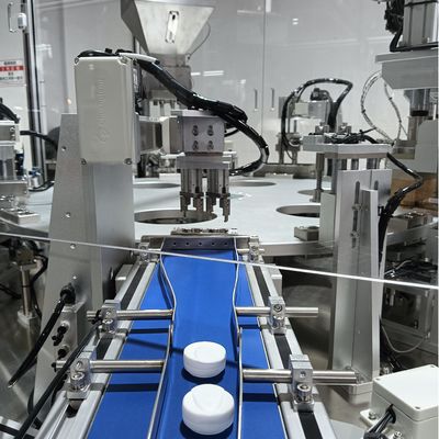 अच्छी कीमत नमी प्रतिरोधी टोपी स्वचालित सिलिका जेल डिसिकेंट टोपी असेंबली मशीन अनुकूलन योग्य पीएलसी द्वारा नियंत्रित और डिस्प्ले स्क्रीन द्वारा संचालित ऑनलाइन