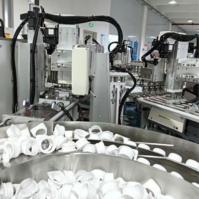 टर्नटेबल प्रकार मोटी सामग्री के साथ गैर-मानक स्वचालित दूध कैप असेंबली मशीन क्षतिग्रस्त होना आसान नहीं है