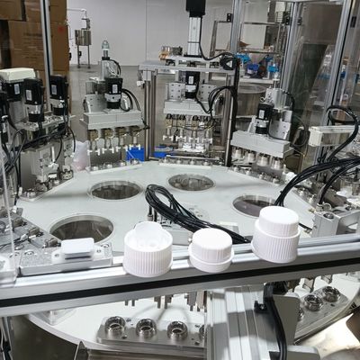 गैर-मानक अनुकूलित लॉन्ड्री डिटर्जेंट बोतल कैप स्वचालित कैप पेंचिंग मशीन सर्वो मोटर के साथ