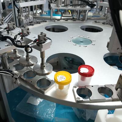 चिकित्सा उत्पाद असेम्बली के लिए स्थिर प्रदर्शन और कम रखरखाव लागत वाली टर्नटेबल-शैली मूत्र कप असेम्बली मशीन