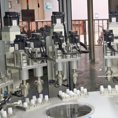 उच्च योग्य दर कैप असेंबली के लिए पीएलसी नियंत्रण प्रणाली के साथ स्टेनलेस स्टील कैप स्क्रूइंग मशीन